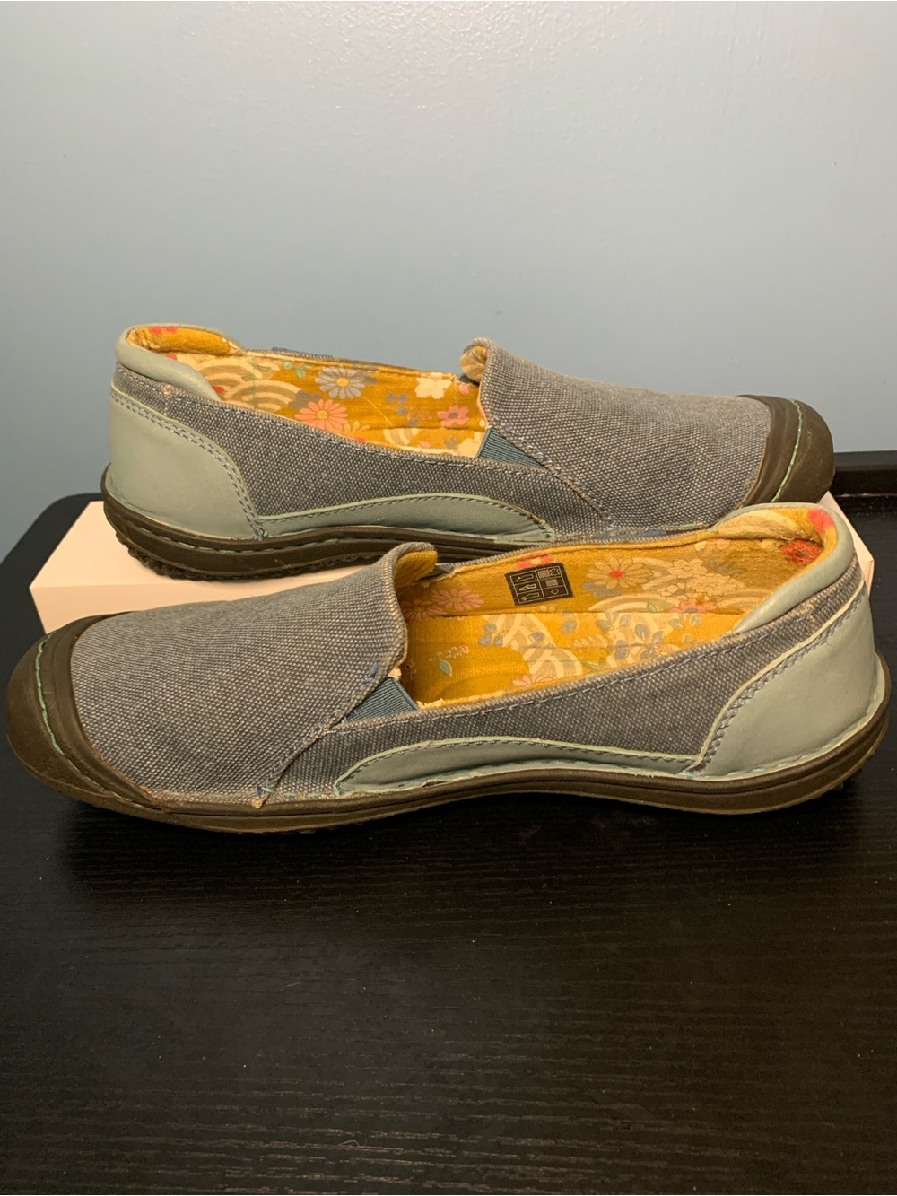 Keen Summer Golden Canvas Shoes in Denim Blue with Floral Yellow Lining - Picture 2 of 6